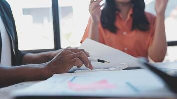 detailopname Azië bedrijf mensen vergadering plan analyse statistieken brainstorm en hoofd van team houden tablet richten diagram tabel en werknemer nemen Opmerking. financiën strategie statistieken succes concept. video