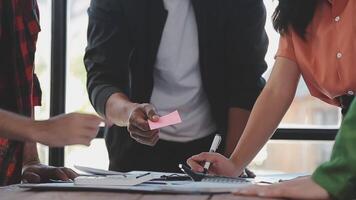 detailopname Azië bedrijf mensen vergadering plan analyse statistieken brainstorm en hoofd van team houden tablet richten diagram tabel en werknemer nemen Opmerking. financiën strategie statistieken succes concept. video