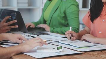 detailopname Azië bedrijf mensen vergadering plan analyse statistieken brainstorm en hoofd van team houden tablet richten diagram tabel en werknemer nemen Opmerking. financiën strategie statistieken succes concept. video