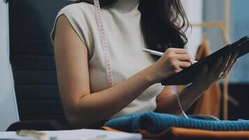 mujer joven propietaria de una pequeña empresa que trabaja en la oficina en casa. entrega de empaques de marketing en línea, empresaria de pymes emergentes o concepto de mujer independiente. propietario de una pequeña empresa video