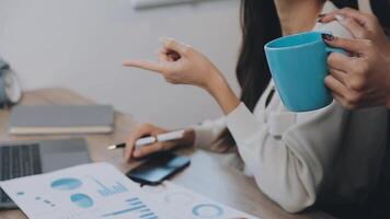 charmant vrouw met mooi glimlach lezing mooi zo nieuws Aan mobiel telefoon gedurende rust uit in koffie winkel, gelukkig Kaukasisch vrouw aan het kijken haar foto's Aan cel telefoon terwijl ontspannende in cafe gedurende vrij tijd video