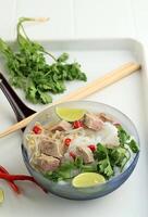 pho bo, vietnamita Fresco arroz fideos sopa con rebanado carne de vaca foto