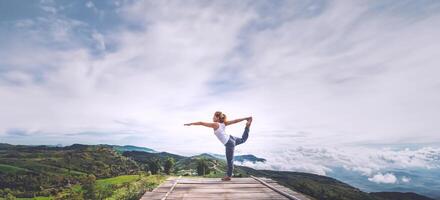 mujer viaje de viajeros de asia. jugar si yoga. phetchabun phutubberg tailandia foto