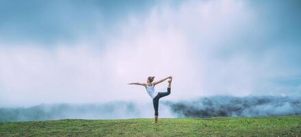 las mujeres asiáticas se relajan en las vacaciones. jugar si yoga, bosques naturales, montañas y niebla. foto