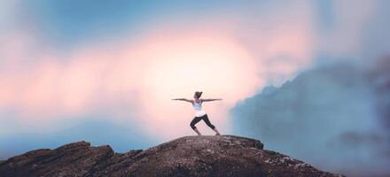 las mujeres asiáticas se relajan en las vacaciones. jugar si yoga. en el acantilado de montaña foto