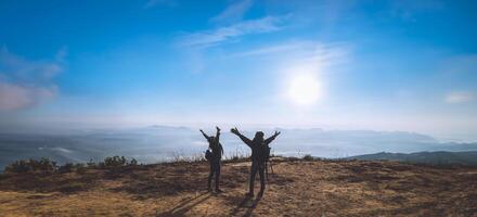 amantes mujeres y hombres asiáticos viajar relajarse en las vacaciones. viendo el amanecer por la mañana. en el invierno. En Tailandia foto