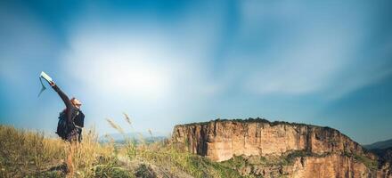 mujer viajera viaje naturaleza montaña mapa navegación foto