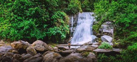 las mujeres viajan. mujer asia viajeros viajan naturaleza bosques, montañas, cascadas. viaje a la cascada siliphum en chiangmai, en tailandia. foto