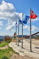 cuatro israelí banderas con orgullo ondulación debajo el azul cielo con colinas en el antecedentes foto