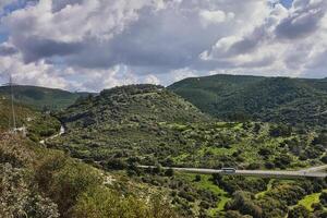 pacífico verde colinas y nublado azul cielo paisaje con vibrante colores foto