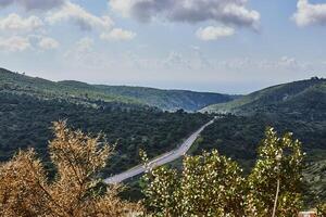 pacífico verde colinas y nublado azul cielo paisaje con vibrante colores foto