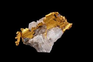 macro mineral Roca oro en el rock en un negro antecedentes foto