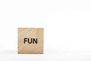 de madera cubitos con el inscripción divertido en un blanco antecedentes foto