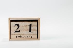 de madera calendario febrero 21 en un blanco antecedentes foto