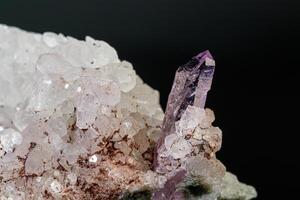 macro mineral amatista Roca en rock en un negro antecedentes foto