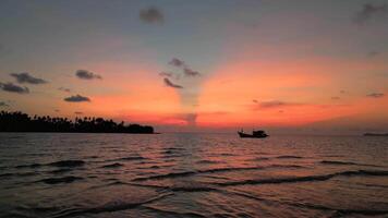 mooi zonsondergang Aan tropisch eiland in Thailand video