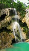hermosa tropical cascada en el selva en Laos. video