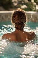 ai generado un mujer disfrutando un relajante hora en un nadando piscina a un spa recurso foto