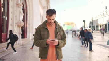 un hombre en un verde chaqueta caminando abajo un calle video