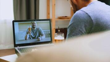 lang tijd vriend pratend Aan video telefoontje en drinken bier in tijd van globaal pandemie.