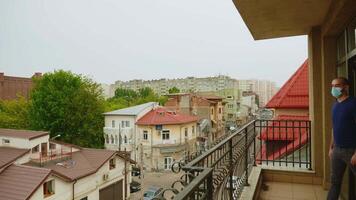 homme pendant verrouillage prise une souffle de Frais air sur le balcon de le sien appartement video