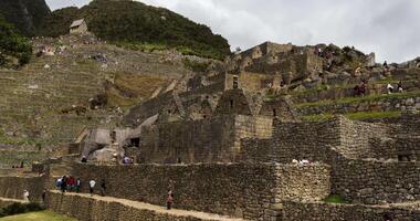 machu picchu, Peru, 2015 - toerist in beweging in tijd vervallen aan de overkant machu Picchu ruïnes Peru zuiden Amerika video