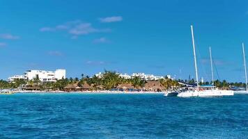 cancun Quintana roo Mexiko 2022 Boote Schnellboote Yachten und Steg Wasser auf isla Frauen Mexiko. video