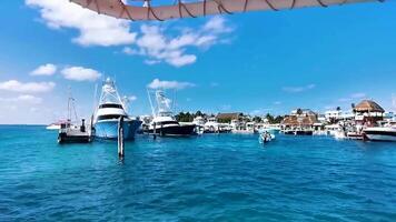 cancun quintana roo mexico 2022 barcos lanchas rápidas yates y embarcadero agua en isla mujeres México. video