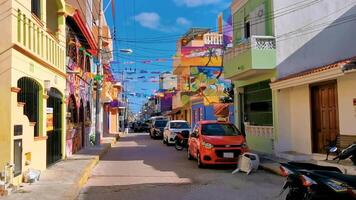 Cancun quintana roo Mexique 2022 typique coloré touristique des rues trottoirs Restaurants magasins isla mujeres Mexique. video