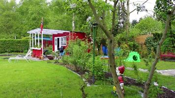 leherheide bremerhaven Duitsland 2014 tuin met bomen planten hut compost bedden gazon in duitsland. video