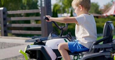 jong jongen genieten van rijden in elektrisch speelgoed- auto video