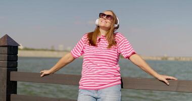 ung kvinna njuter musik förbi de sjö video
