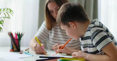 madre e bambino impegnato nel disegno insieme a casa video