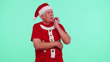 senior Kerstmis opa Mens schreeuwen, vieren succes, winnen, doel prestatiemannen, nieuw jaar video