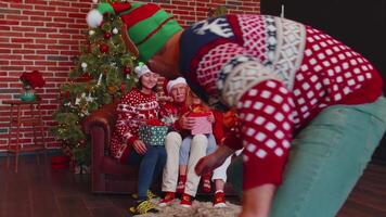 Mehrgenerationenhaus Familie nehmen Selfie Foto auf Timer Handy, Mobiltelefon Telefon beim dekoriert Weihnachten Zuhause video