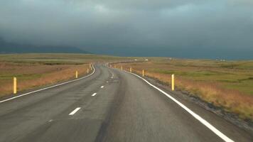 auto het rijden Aan de weg naar IJsland. binnen visie van een auto. weg aantal 1 is ijsland hoofd weg. mooi natuur van IJsland. 4k video