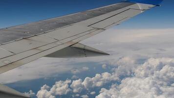 nuvens debaixo a asa do a aeronaves. Visão Fora do a avião janela em nuvens de luz solar video