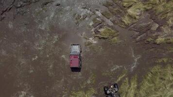 Festival von Offroad Liebhaber. Geländewagen Fahrt das Sumpf. Autos Schleudern im das Dreck. draussen, Abenteuer und Reise. Antenne Aussicht video