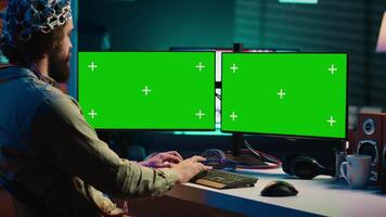 ingenieur met eeg koptelefoon Aan programmering hersenen overdracht in computer virtueel wereld Aan geïsoleerd scherm monitoren. transhumanistisch gebruik makend van neurowetenschappen naar krijgen digitaal ziel door chroma sleutel pc, camera een video