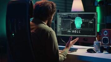 Programmierer Sein fragte existenziell Fragen durch wecken ai Gewinnung Bewusstsein, nachahmen Menschen, Werden selbst bewusst. Entwickler Sprechen mit künstlich Intelligenz auf PC, Kamera ein video