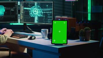 Fokus auf isoliert Bildschirm Tablette Nächster zu Programmierer Aktualisierung künstlich Intelligenz, Herstellung es werden empfindungsfähig. es Spezialist Programmierung selbst bewusst ai mit Chroma Schlüssel Gerät, Kamera ein video