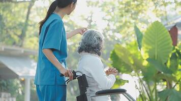 ung asiatisk fysisk terapeut arbetssätt med senior kvinna på gående med en rollator video