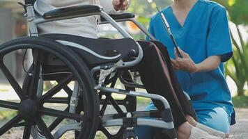 giovane asiatico fisico terapista Lavorando con anziano donna su a piedi con un' camminatore video