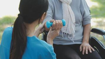 junge asiatische physiotherapeutin, die mit einer älteren frau beim gehen mit einer gehhilfe arbeitet video