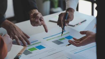 de cerca Asia negocio personas reunión plan análisis Estadísticas idea genial y encabezamiento de equipo sostener tableta señalando grafico gráfico y empleado tomar nota. Finanzas estrategia Estadísticas éxito concepto. video