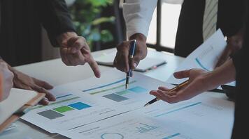 detailopname Azië bedrijf mensen vergadering plan analyse statistieken brainstorm en hoofd van team houden tablet richten diagram tabel en werknemer nemen Opmerking. financiën strategie statistieken succes concept. video