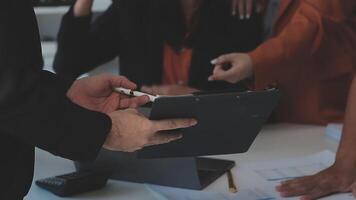 detailopname Azië bedrijf mensen vergadering plan analyse statistieken brainstorm en hoofd van team houden tablet richten diagram tabel en werknemer nemen Opmerking. financiën strategie statistieken succes concept. video