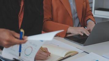 de cerca Asia negocio personas reunión plan análisis Estadísticas idea genial y encabezamiento de equipo sostener tableta señalando grafico gráfico y empleado tomar nota. Finanzas estrategia Estadísticas éxito concepto. video