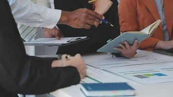 detailopname Azië bedrijf mensen vergadering plan analyse statistieken brainstorm en hoofd van team houden tablet richten diagram tabel en werknemer nemen Opmerking. financiën strategie statistieken succes concept. video