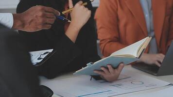 detailopname Azië bedrijf mensen vergadering plan analyse statistieken brainstorm en hoofd van team houden tablet richten diagram tabel en werknemer nemen Opmerking. financiën strategie statistieken succes concept. video